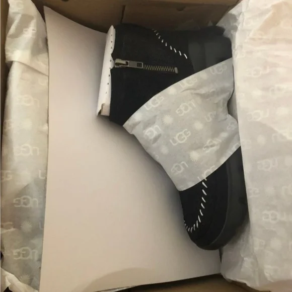 UGG fluff chunky sole black boot. Suede zipper bootie. Size: 5